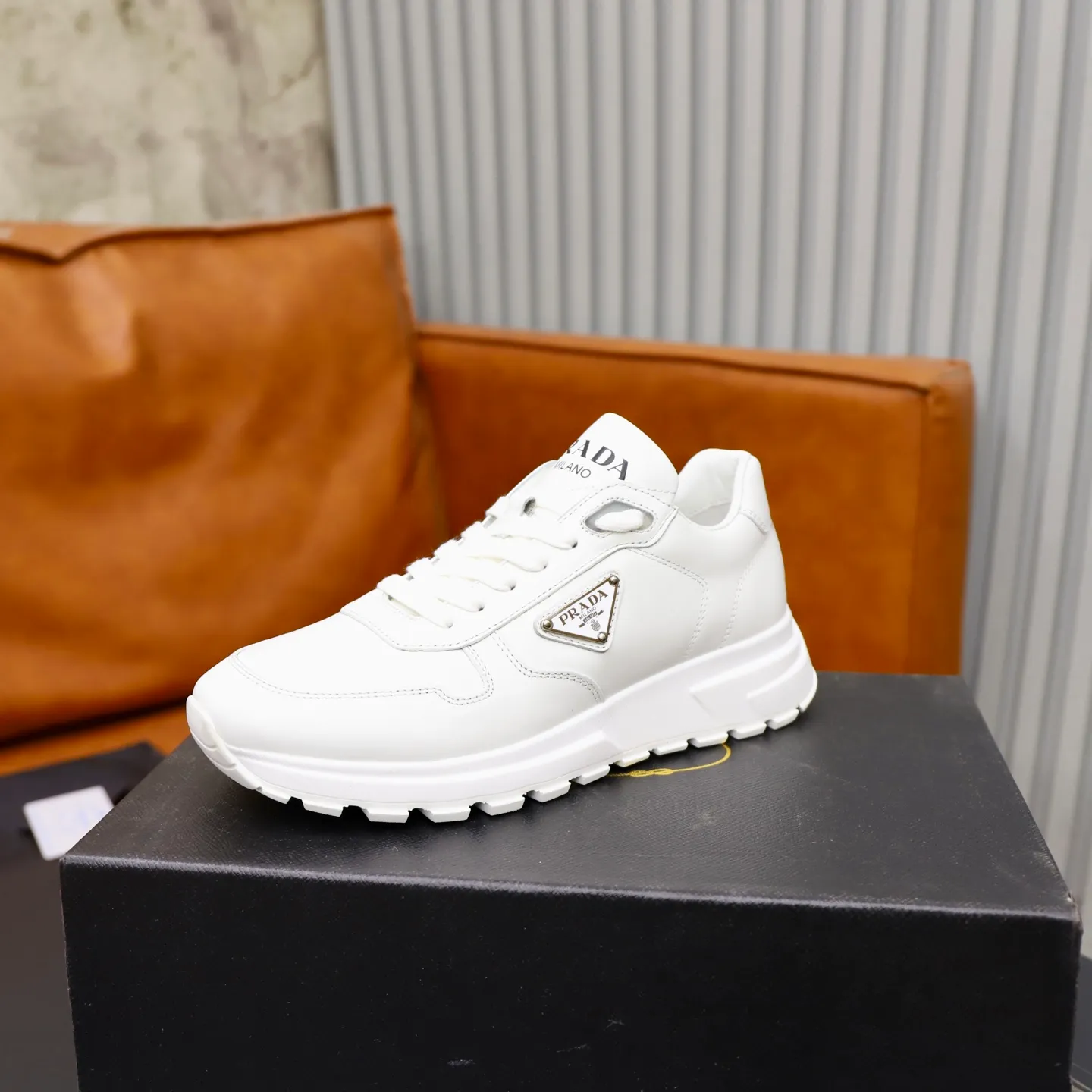 Factory price: 600💰Top original order Brand: PRADA (Prada) Standard code: Men's size 38/44 (45 can be customized) Grade: Same as the official website Material: Original cowhide stitching, cowhide lining, original combination two-color wear-resistant soft outsole Style category: casual sports version, young fashion, European and American trend, British style Color: actual picture color